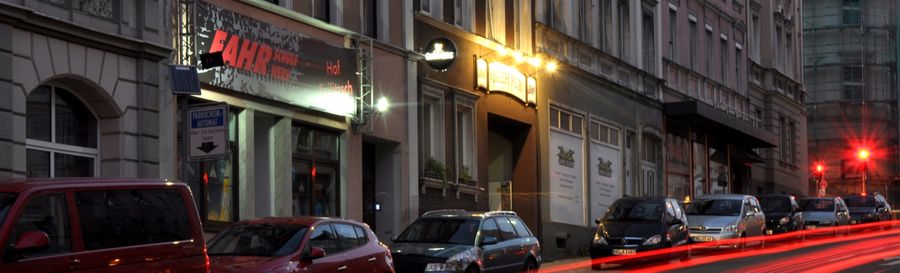 Fahrschule Fahrwerk Hof – Außenansicht bei Nacht